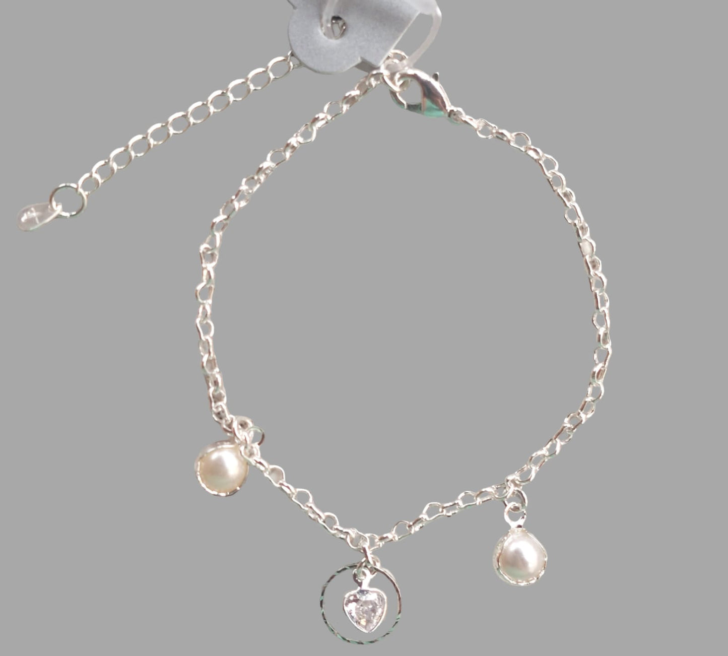 PULSEIRA C/ 2 PÉROLAS E 1 CIRCULO VAZADO + CORAÇÃO DE ZIRCÔNIA